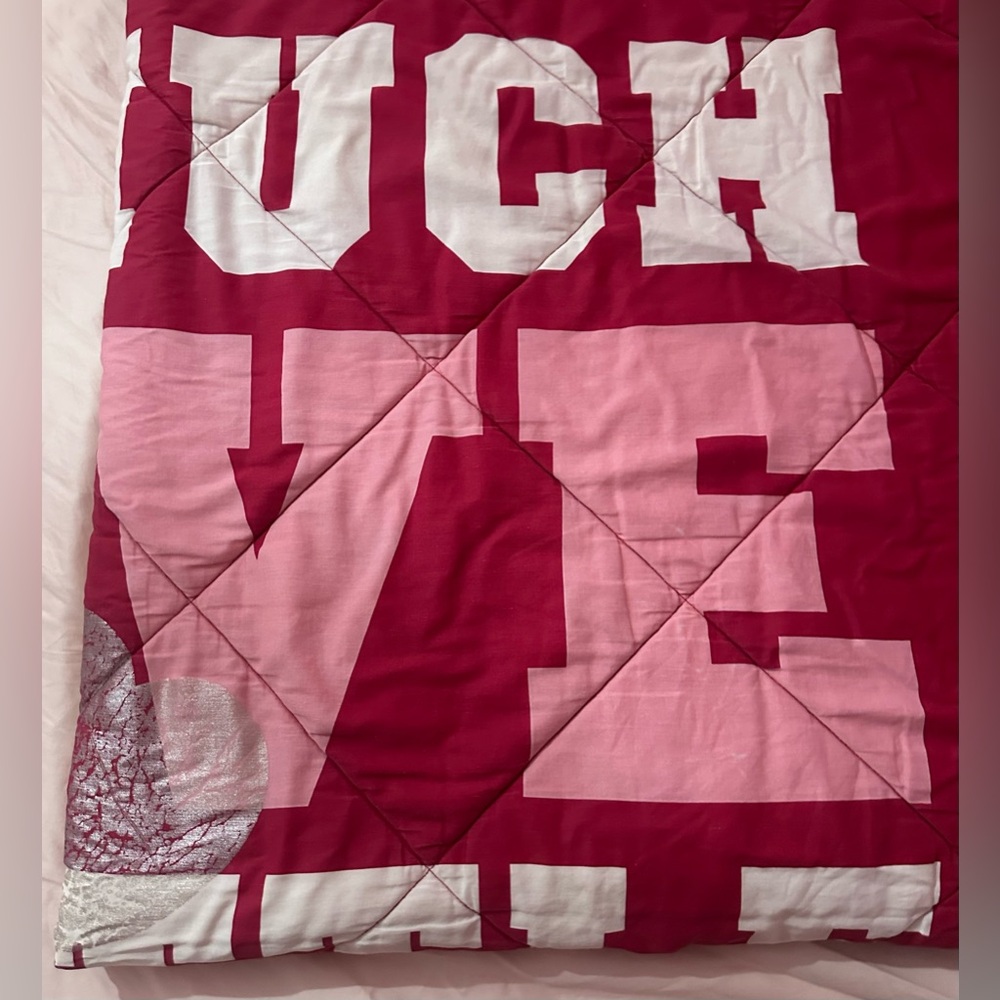 VINTAGE VICTORIA’S SECRET PINK “SO MUCH LOVE SO LITTLE TIME” QUILT - Picture 10 of 16